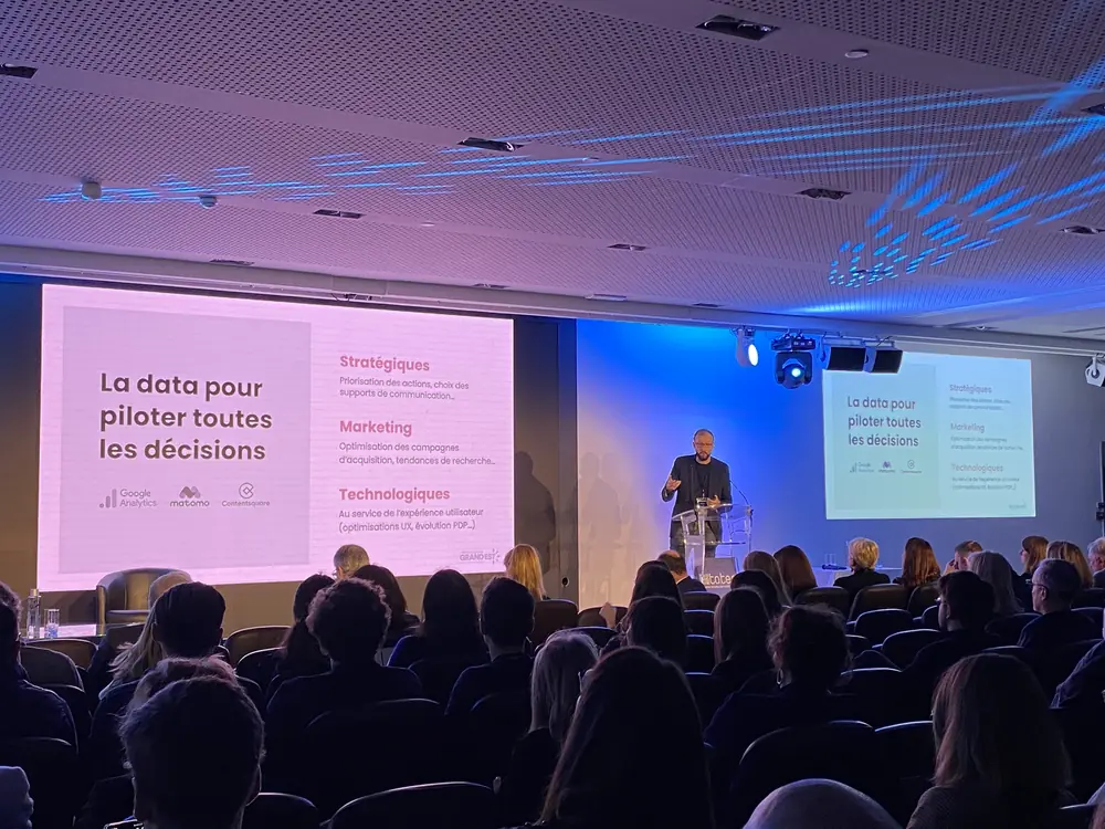 Nicolas François presenting “La data pour piloter toutes les décisions” to a packed room at ToTec