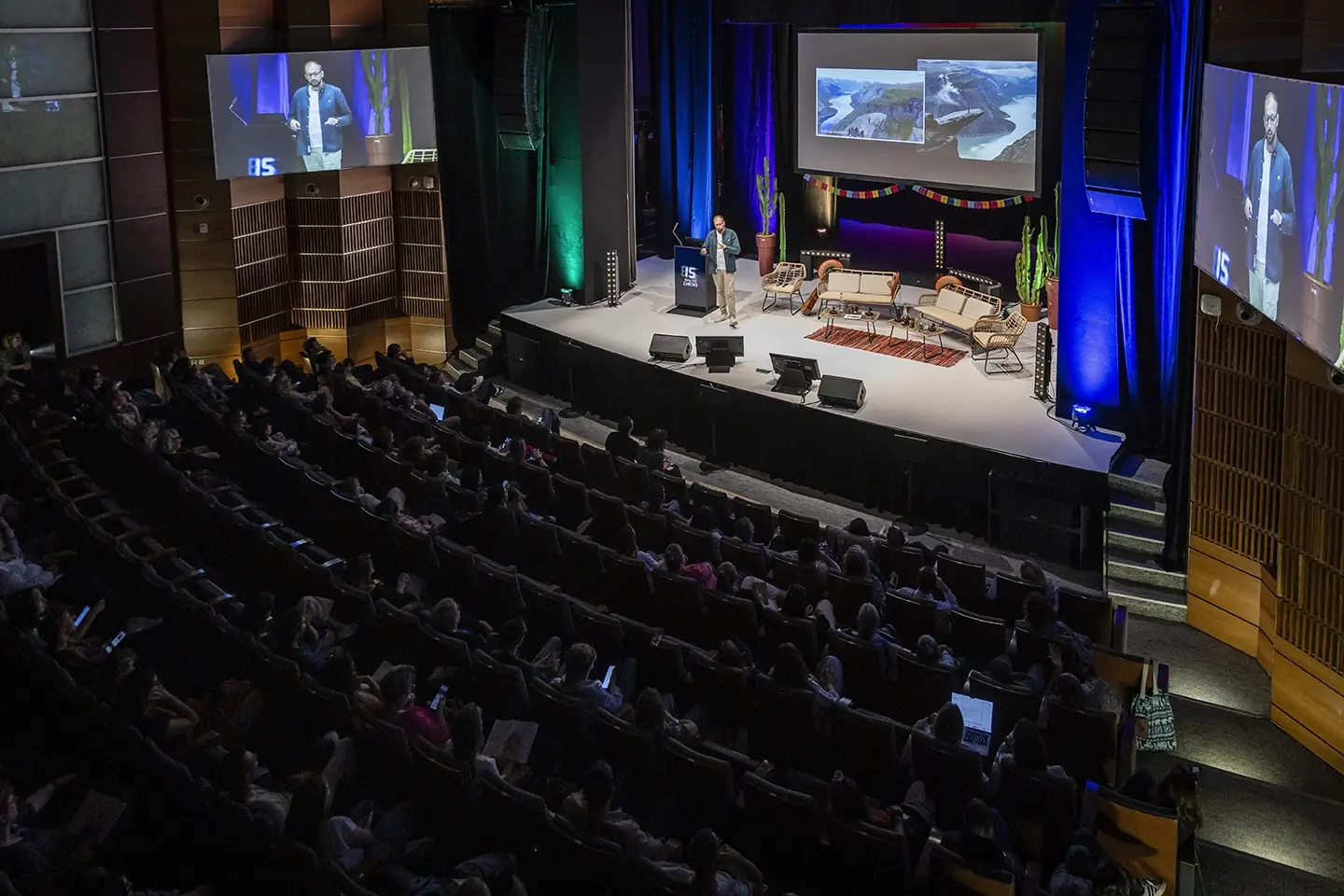 The packed auditorium of the Rencontres nationales du e-tourisme in Pau, with Nicolas François on stage